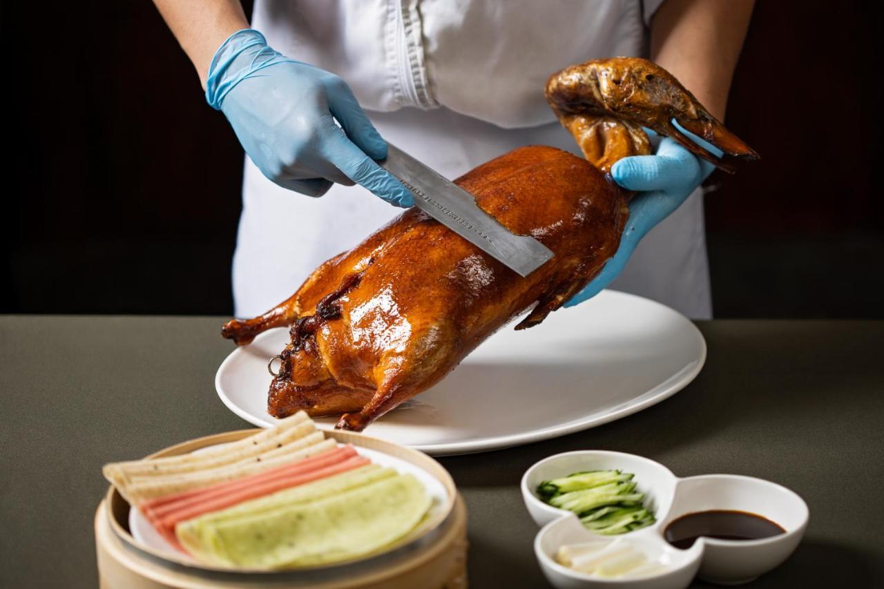 Ambassador Hotel Hsinchu מראה חיצוני תמונה Peking duck being prepared