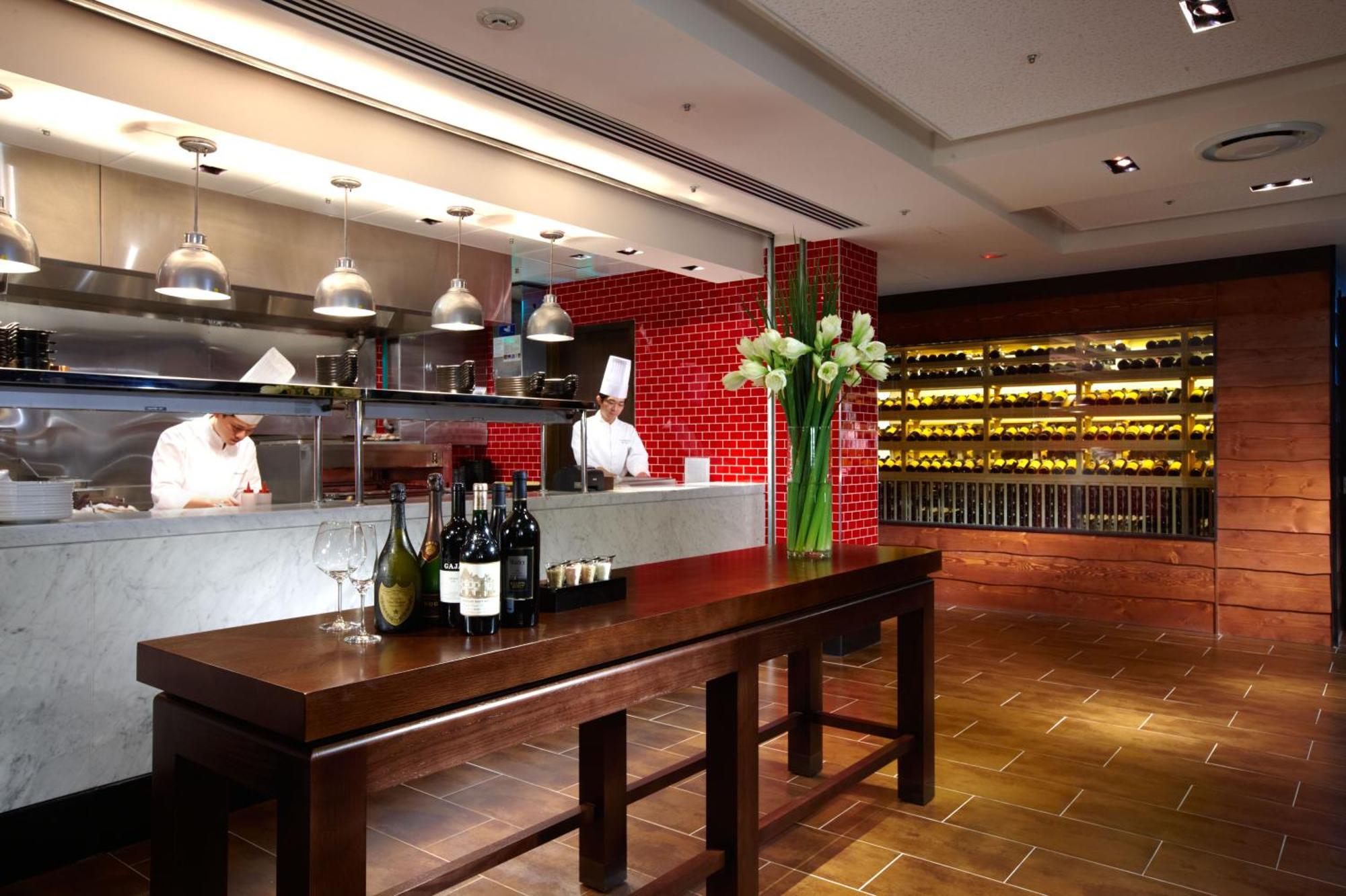 Ambassador Hotel Hsinchu מראה חיצוני תמונה The open kitchen at the restaurant