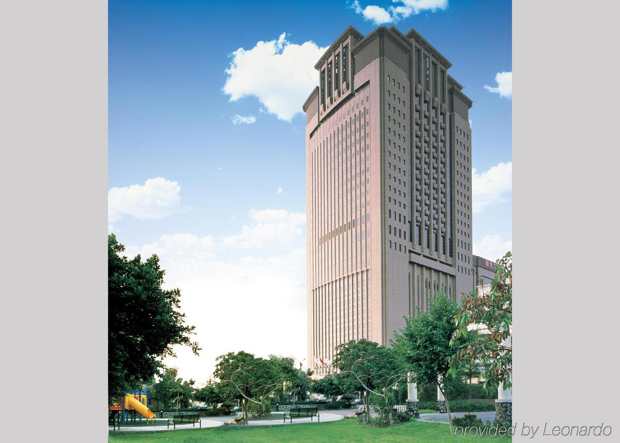 Ambassador Hotel Hsinchu מראה חיצוני תמונה The 30-storey, 100,000-square-meter (111,000 sq yd) headquarters of the National Police Agency in Nagatachō, Osaka