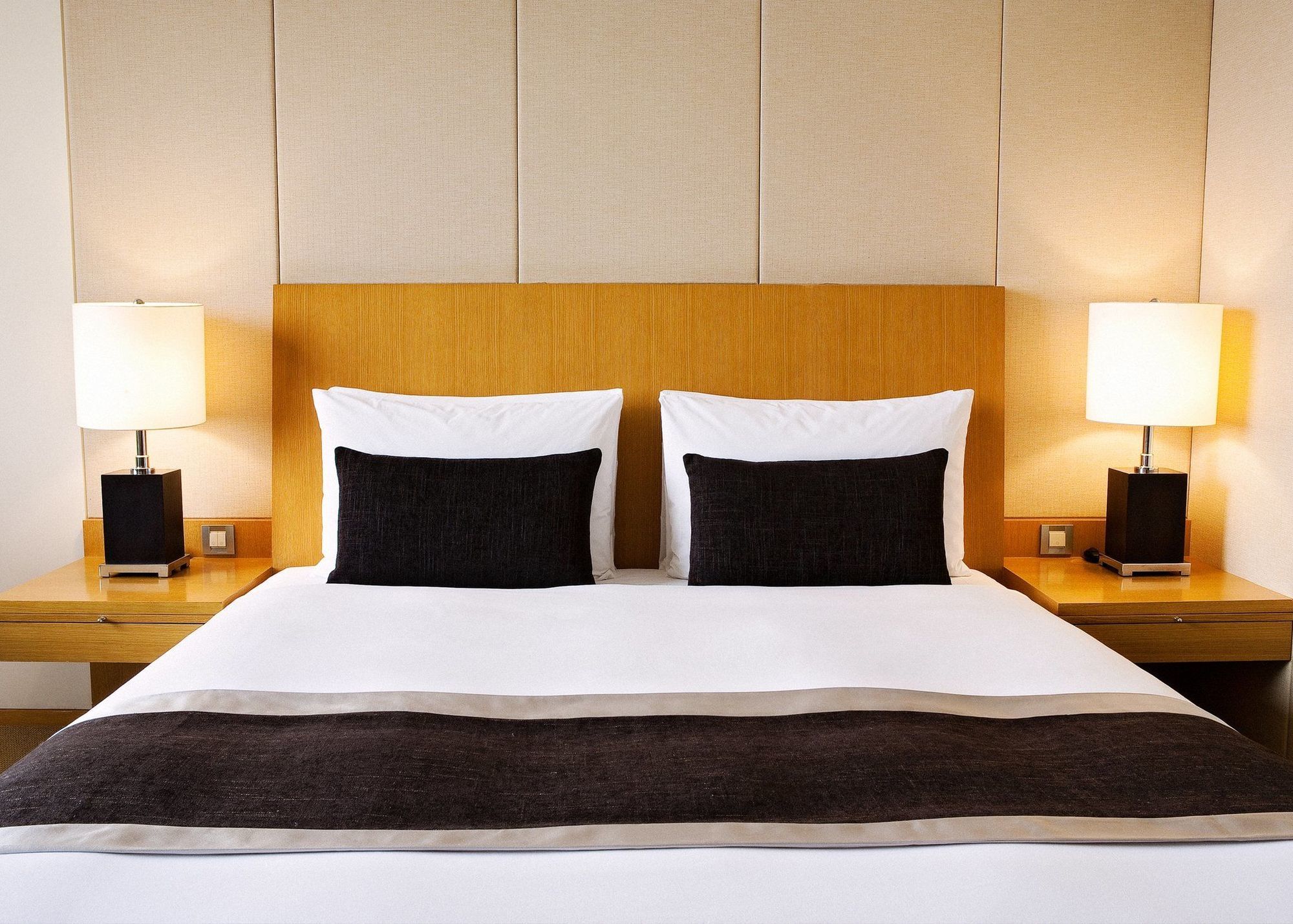 Ambassador Hotel Hsinchu חדר תמונה A bed
