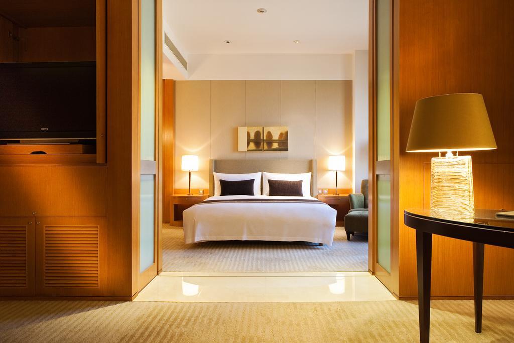 Ambassador Hotel Hsinchu מראה חיצוני תמונה A bedroom at the Mandarin Oriental, Hong Kong