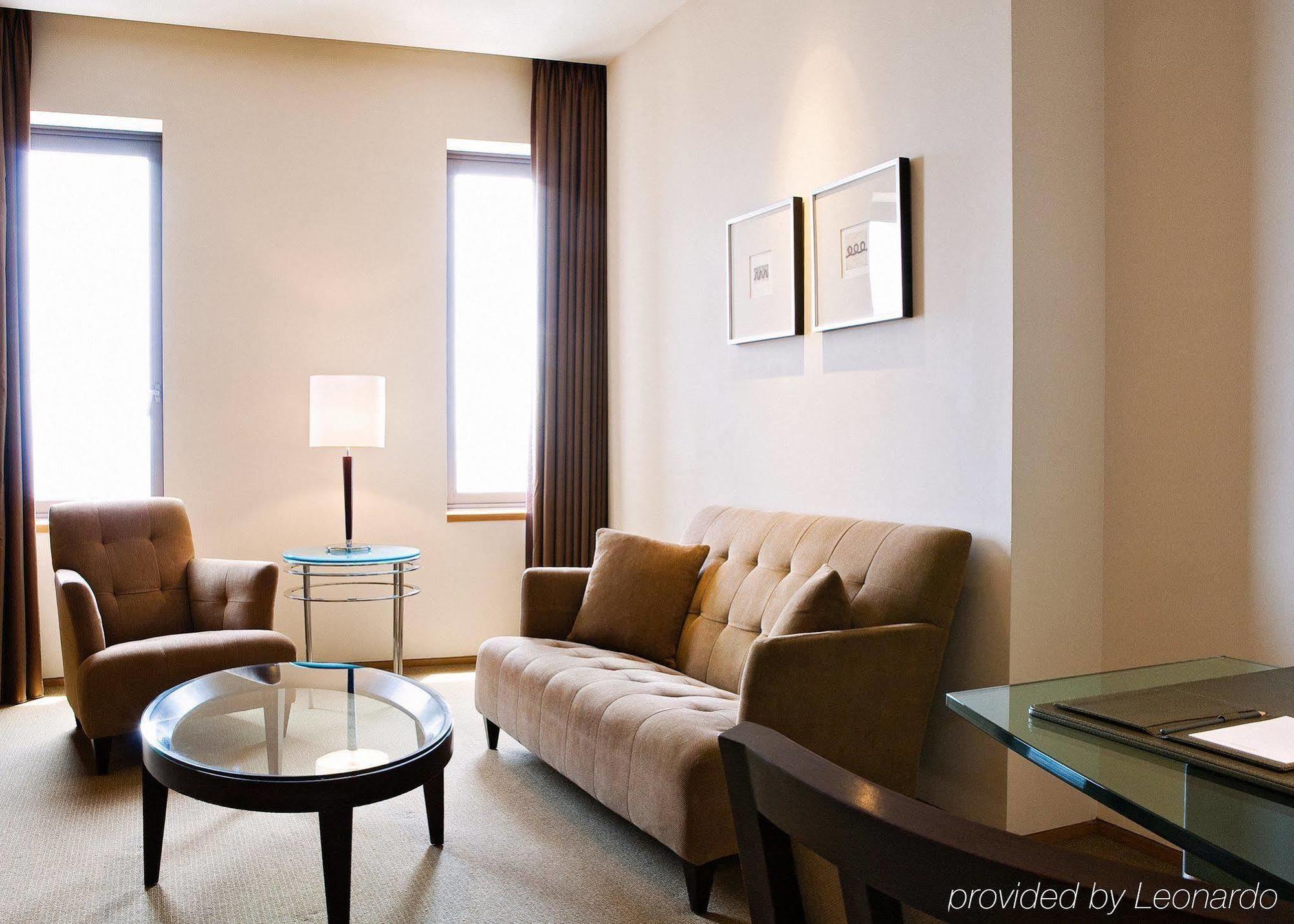 Ambassador Hotel Hsinchu חדר תמונה A living room in a suite at the hotel