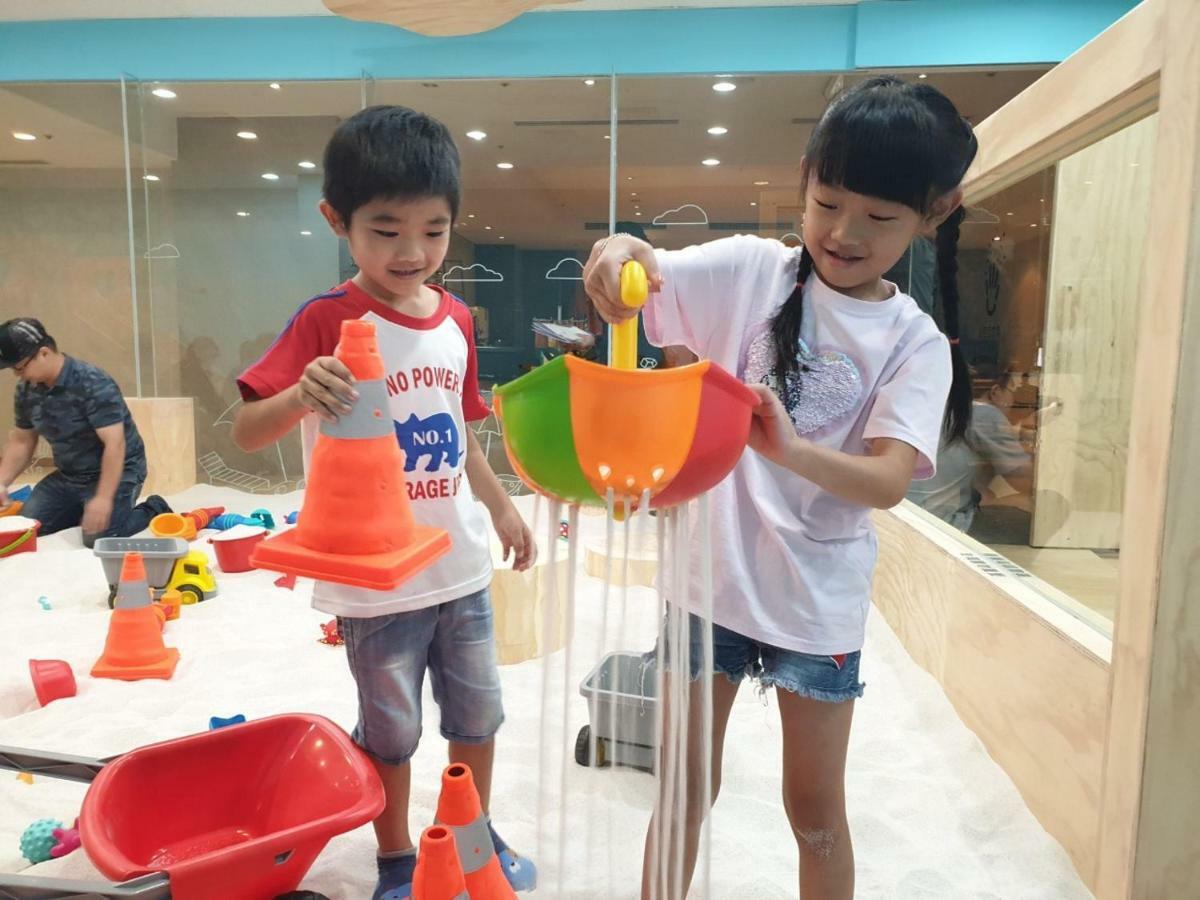 Ambassador Hotel Hsinchu מראה חיצוני תמונה Children playing with water at the Waterworks Museum